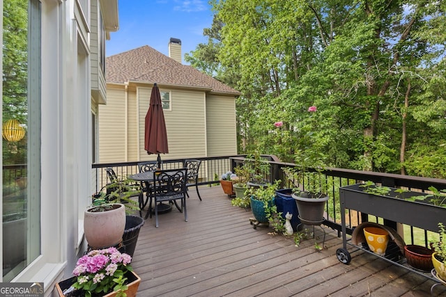 deck with outdoor dining space