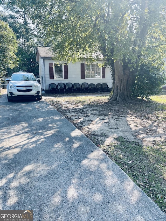 view of front of house featuring concrete driveway