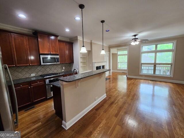 10856 Ellicot Way, Alpharetta, GA 30022 - kitchen featuring stainless steel appliances, crown molding, open floor plan, ceiling fan, and baseboards