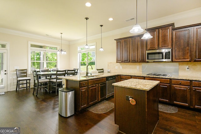 kitchen with visible vents, a peninsula, dark wood-style floors, a sink, and stainless steel appliances