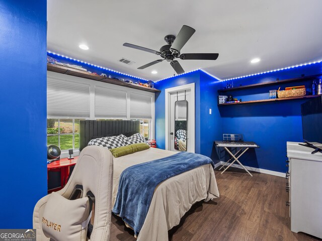 bedroom featuring ceiling fan, recessed lighting, baseboards, wood finished floors, and visible vents