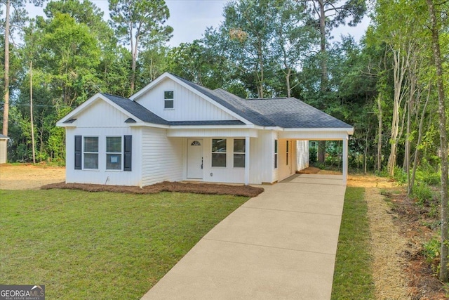 327 Peach Cir, Fort Valley, GA 31030 - modern inspired farmhouse featuring driveway, an attached carport, a front yard, and roof with shingles
