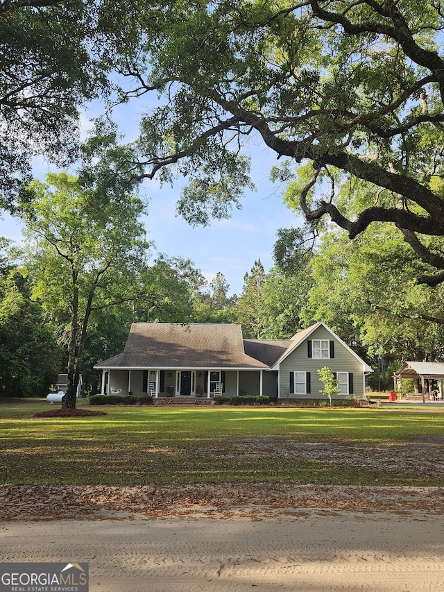 view of front of house featuring a front lawn