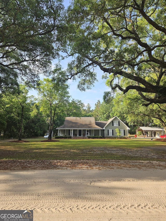 ranch-style home featuring a front lawn