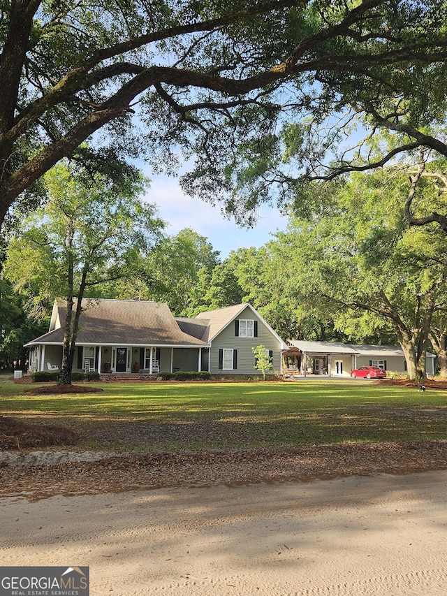 view of front of house with a front lawn