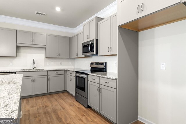 kitchen featuring a sink, gray cabinets, stainless steel appliances, and visible vents