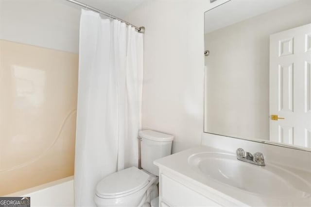 full bath featuring toilet, curtained shower, and vanity