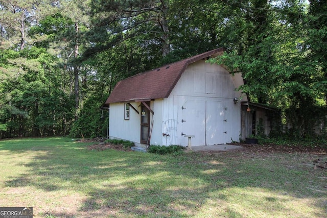 view of outdoor structure with an outbuilding