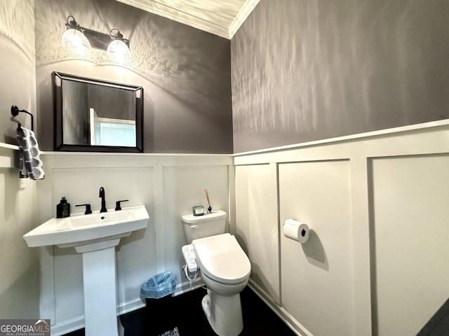 420 Manor Ridge Vw, Alpharetta, GA 30004 - half bath featuring a decorative wall, toilet, crown molding, and a sink