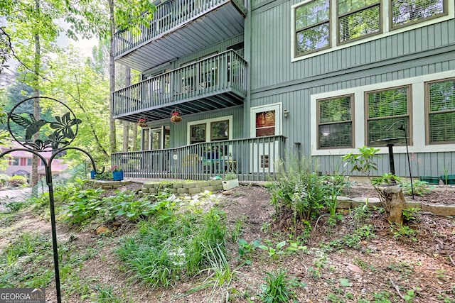 property entrance featuring a balcony