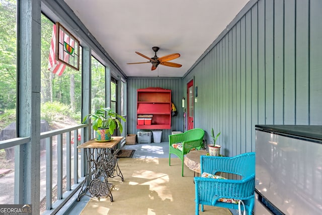 sunroom with ceiling fan