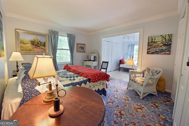 sitting room with crown molding