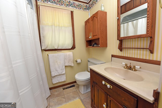 full bath featuring vanity, toilet, wallpapered walls, baseboards, and visible vents