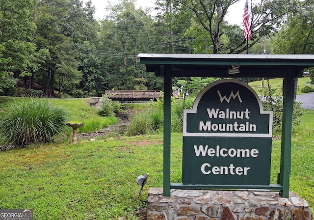 community sign featuring a yard