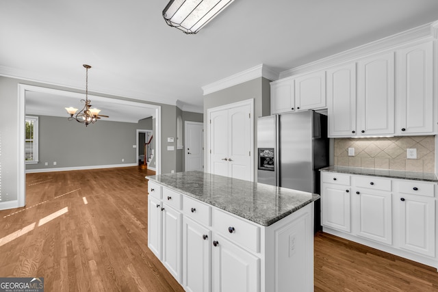 3641 Carriage Glen Way, Dacula, GA 30019 - kitchen with a chandelier, stainless steel refrigerator with ice dispenser, crown molding, backsplash, and a kitchen island