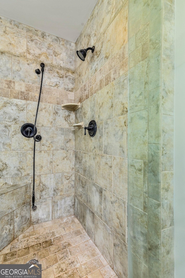 full bathroom featuring a tile shower
