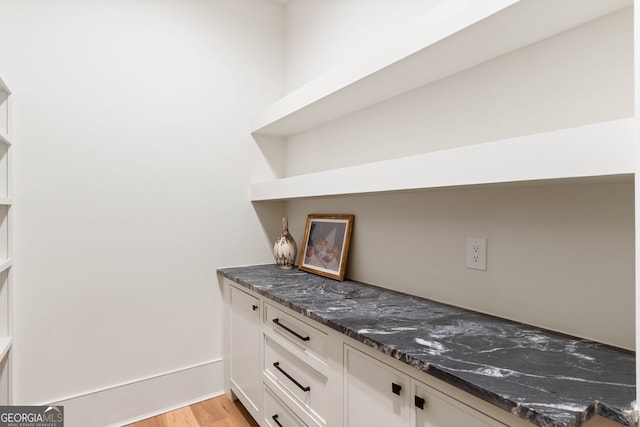 490 Mount Paran Rd, Atlanta, GA 30327 - bar area with light wood-type flooring