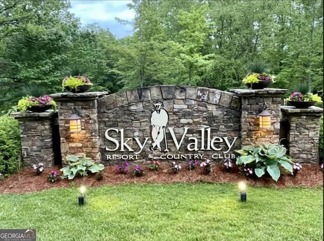 community / neighborhood sign with a yard