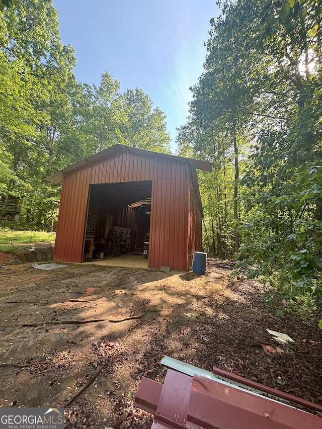 view of outdoor structure featuring an outbuilding