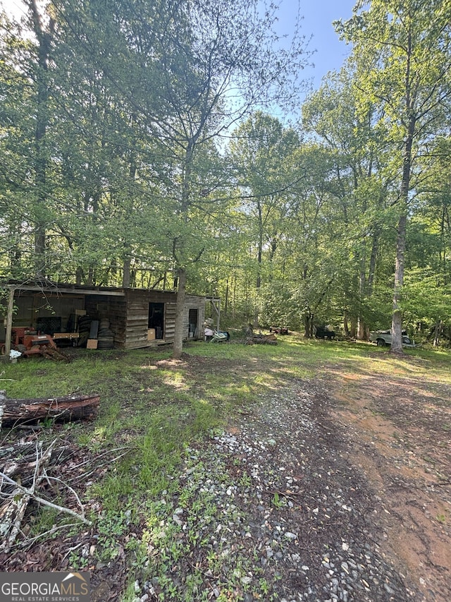 view of yard with an outbuilding