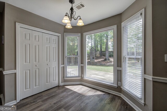 3186 Sail Winds Dr NW, Acworth, GA 30101 - unfurnished dining area with an inviting chandelier, baseboards, dark wood finished floors, and visible vents