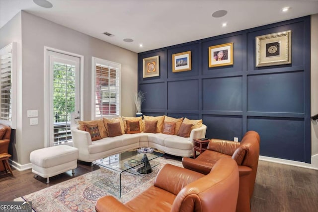 living room with recessed lighting, baseboards, visible vents, and wood finished floors