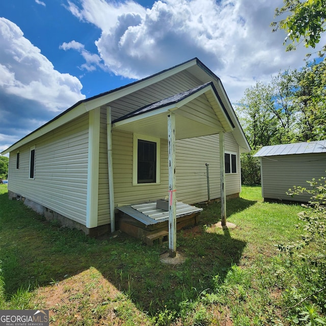 back of house featuring a yard