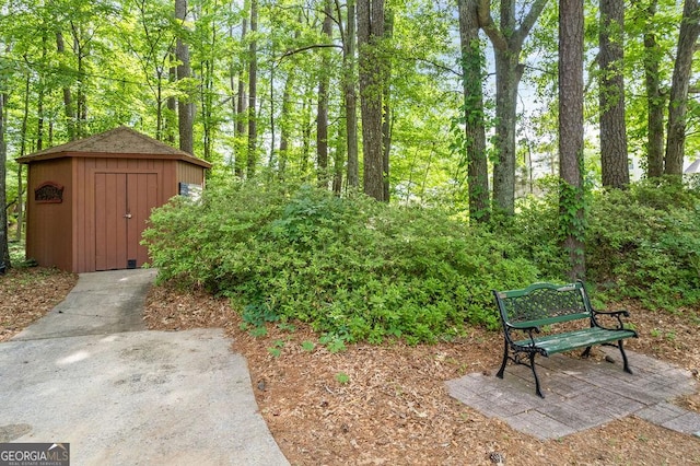 view of yard with a storage shed and an outdoor structure