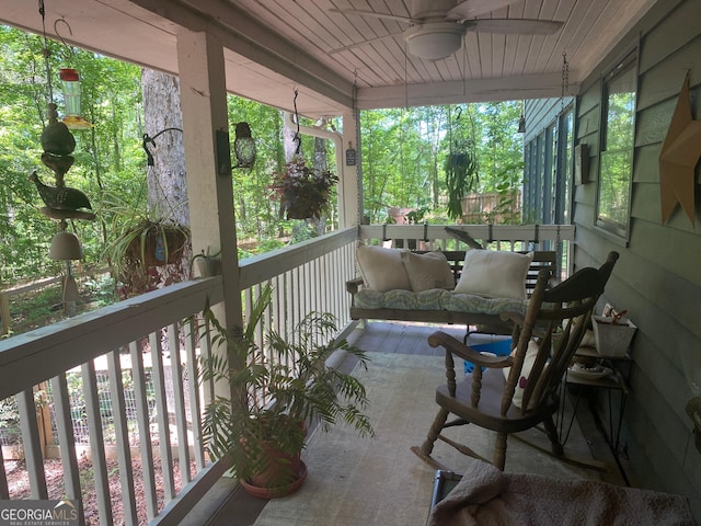 sunroom featuring a ceiling fan
