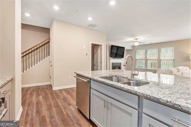 kitchen featuring a sink, visible vents, dishwasher, a ceiling fan, and gray cabinetry
