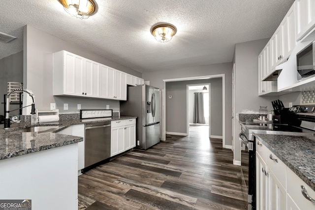 150 Buckeye Trails Dr, Commerce, GA 30530 - kitchen with appliances with stainless steel finishes, a sink, visible vents, and dark wood finished floors