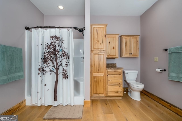 full bath featuring recessed lighting, toilet, wood finished floors, and a shower with shower curtain