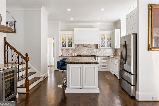 kitchen featuring beverage cooler, baseboards, dark wood-style flooring, and stainless steel fridge with ice dispenser