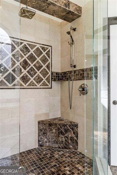 bathroom featuring tiled shower