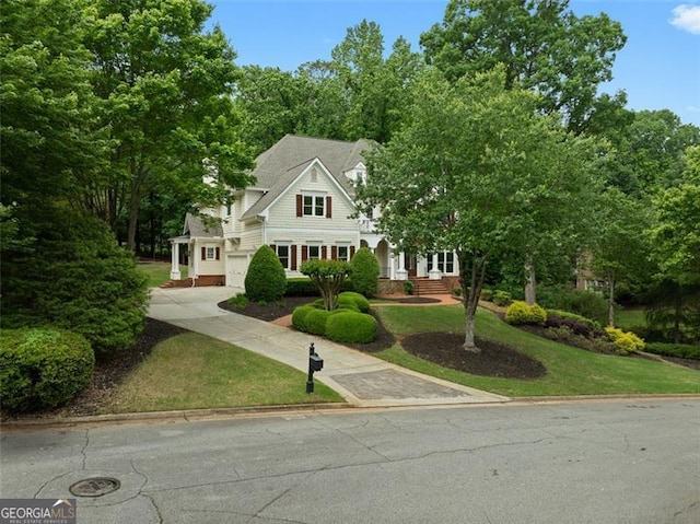 view of front of home with driveway and a front yard