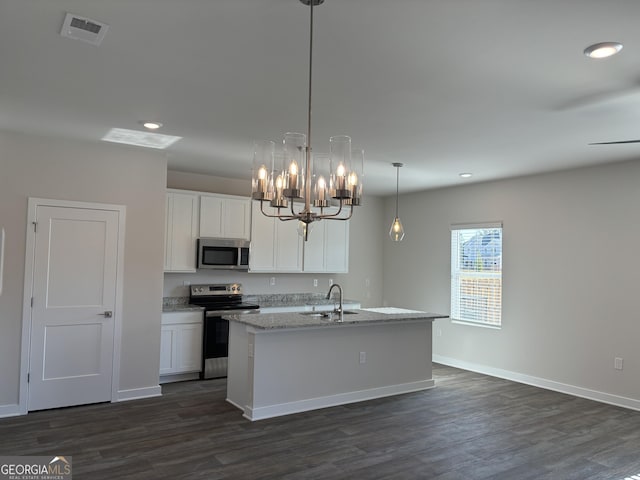kitchen featuring a sink, dark wood-type flooring, stainless steel appliances, white cabinetry, and an island with sink