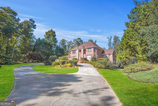 view of front of home featuring a front lawn