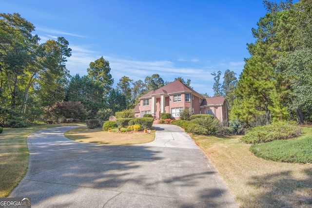 view of front of property featuring concrete driveway