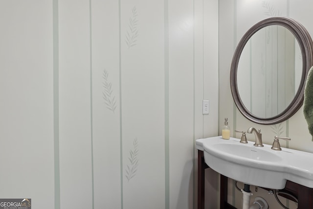 bathroom featuring a sink