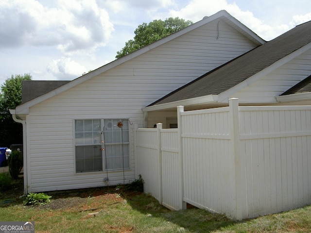 214 Oak Cir, Stockbridge, GA 30281 - view of side of property with fence and roof with shingles