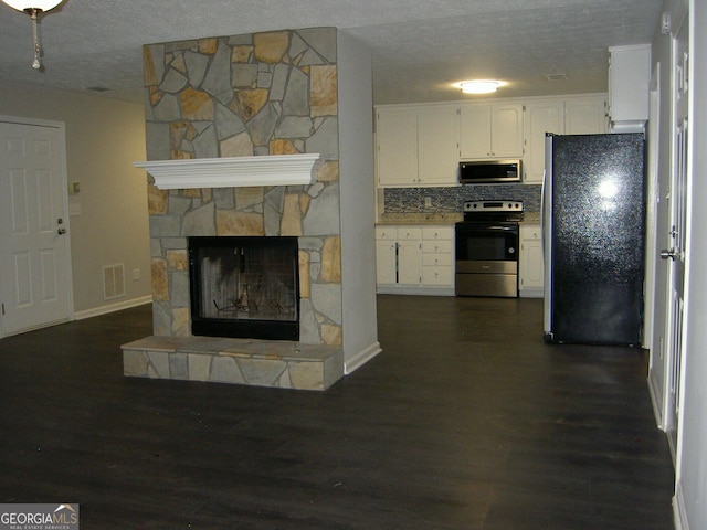 214 Oak Cir, Stockbridge, GA 30281 - kitchen featuring visible vents, baseboards, white cabinets, dark wood finished floors, and stainless steel appliances