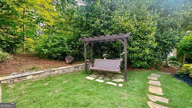 view of yard featuring a pergola