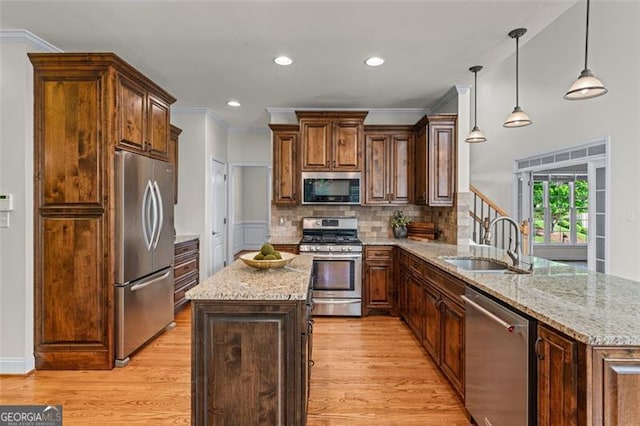 4876 Sara Creek Way, Sugar Hill, GA 30518 - kitchen featuring a sink, appliances with stainless steel finishes, light wood finished floors, and a peninsula