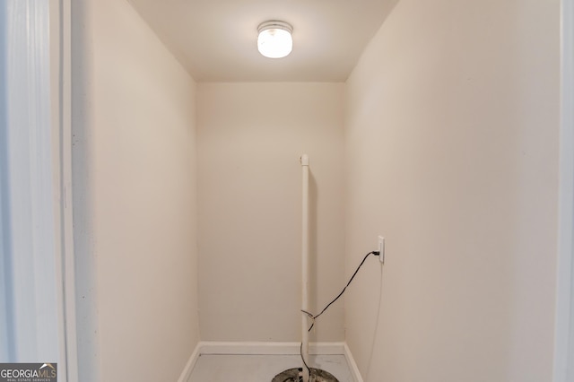 washroom featuring baseboards