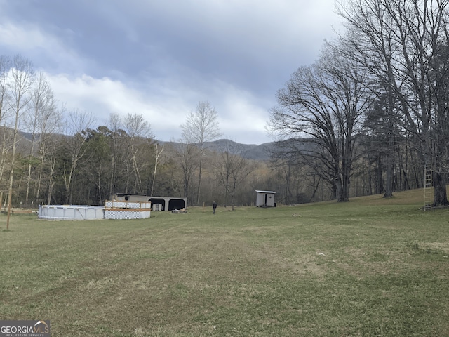 view of yard featuring a mountain view
