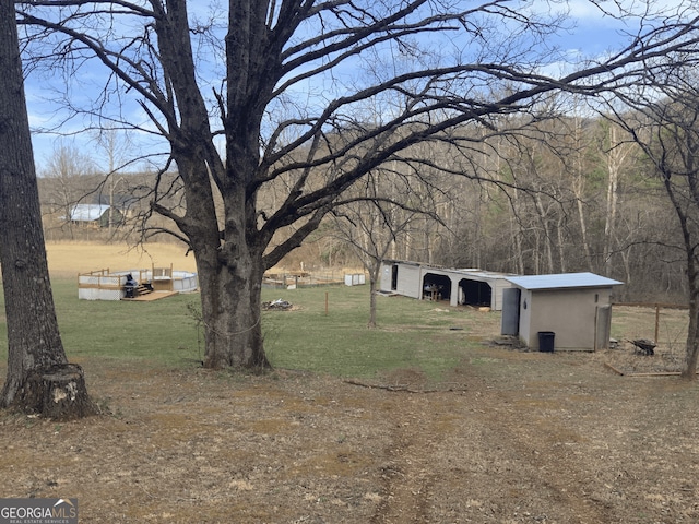 view of yard featuring an outbuilding