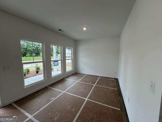 unfurnished room featuring visible vents, recessed lighting, and baseboards