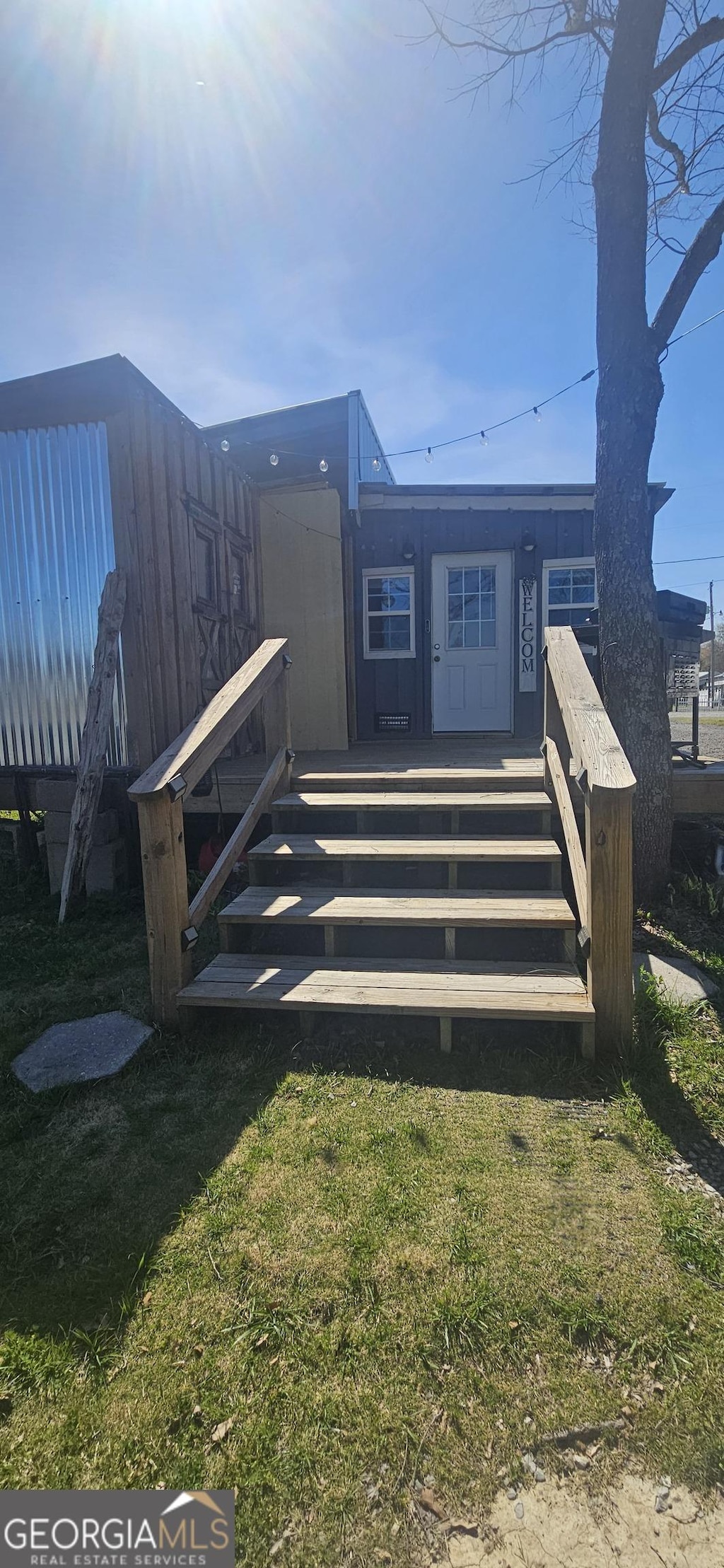 property entrance featuring a yard