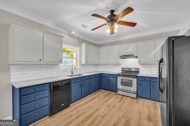 kitchen featuring a ceiling fan, under cabinet range hood, blue cabinets, a sink, and black appliances