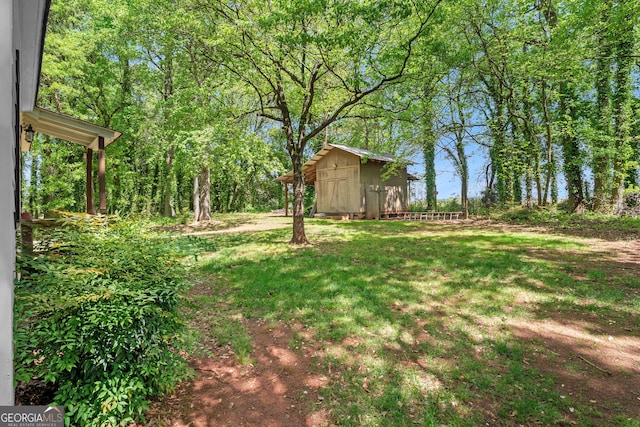 view of yard featuring an outdoor structure and a shed